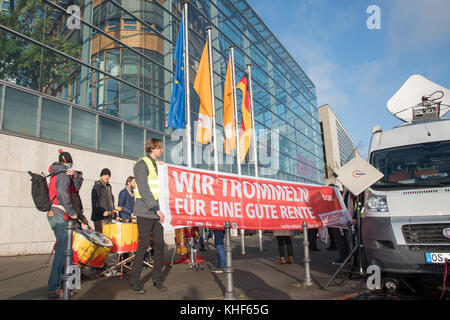 Berlin, Allemagne. 17 novembre, 2017. dgb - batterie, la démo en avant de la CDU, siège de l'arrivée des participants dans le cdu siège à klingelhoefer Strasse 8, 17.11.2017, crédit photo : Uwe koch/Alamy live news Banque D'Images