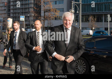 Berlin, Allemagne. 17 novembre, 2017. Horst Seehofer - csu, arrivée des participants au siège de la CDU en klingelhoeferstrasse 8, 17.11.2017, crédit photo : Uwe koch/Alamy live news Banque D'Images