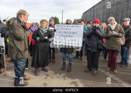 Kirby Misperton, UK. 17 novembre, 2017. L'ancien chef du Parti Vert du Canada Natalie Bennett fait de discours en dehors du troisième site de fracturation de l'énergie à Kirby Misperton dans Yorkshire du Nord Crédit : Richard Burdon/Alamy Live News Banque D'Images