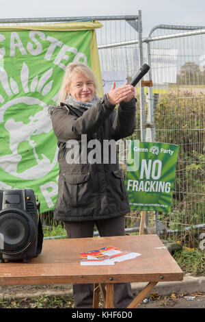 Kirby Misperton, UK. 17 novembre, 2017. L'ancien chef du Parti Vert du Canada Natalie Bennett fait de discours en dehors du troisième site de fracturation de l'énergie à Kirby Misperton dans Yorkshire du Nord Crédit : Richard Burdon/Alamy Live News Banque D'Images