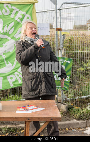 Kirby Misperton, UK. 17 novembre, 2017. L'ancien chef du Parti Vert du Canada Natalie Bennett fait de discours en dehors du troisième site de fracturation de l'énergie à Kirby Misperton dans Yorkshire du Nord Crédit : Richard Burdon/Alamy Live News Banque D'Images