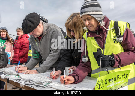 Kirby Misperton, UK. 17 novembre, 2017. L'ancien chef du Parti Vert du Canada Natalie Bennett fait de discours en dehors du troisième site de fracturation de l'énergie à Kirby Misperton dans Yorkshire du Nord Crédit : Richard Burdon/Alamy Live News Banque D'Images