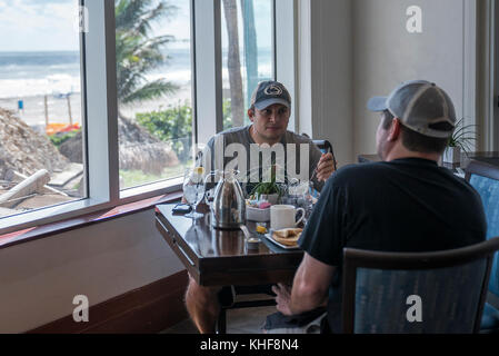 Riviera Beach, Florida, USA. 17 novembre, 2017. Les habitants de Philadelphie, Sidwar 39 Bryan, gauche, et Jason Kane, 41, manger petit-déjeuner à Ocean 3800 au Palm Beach Marriott Singer Island Beach Resort & Spa à Riviera Beach, en Floride, le vendredi, Novembre 17, 2017. L'océan s'attend à ce que 3800 pour nourrir environ 500 personnes le jour de Thanksgiving, dont de nombreux habitants qui n'ont pas l'espace de divertir les familles nombreuses ou ne veulent pas traiter avec un évier plein de plats. Credit : Andres Leiva/Le Palm Beach Post/ZUMA/Alamy Fil Live News Banque D'Images