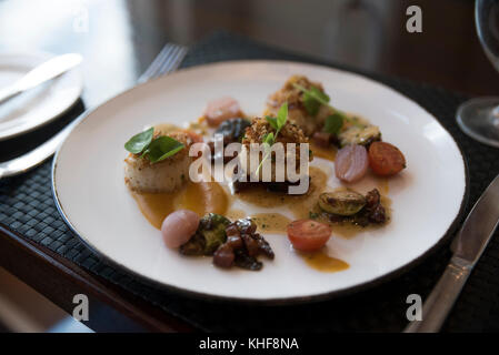 Riviera Beach, Florida, USA. 17 novembre, 2017. Sur la photo est une inspiration de l'action de plat préparé par le chef exécutif de l'océan 3800 Gustavo Cabrera, vu au Palm Beach Marriott Singer Island Beach Resort & Spa à Riviera Beach, en Floride, le vendredi, Novembre 17, 2017. Le plat dispose de pétoncles grillés avec une croûte de biscuits graham et aux pacanes, ainsi qu'une purée de courge musquée. L'océan s'attend à ce que 3800 pour nourrir environ 500 personnes le jour de Thanksgiving, dont de nombreux habitants qui n'ont pas l'espace de divertir les familles nombreuses ou ne veulent pas traiter avec un évier plein de plats. (Crédit Imag Banque D'Images