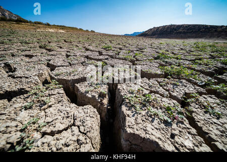 Près de ardales, la province de Malaga, Andalousie, Espagne du sud. État d'entrée de guadalteba-barrage guadalhorce en octobre 2017 après avoir été chaud sans ra Banque D'Images