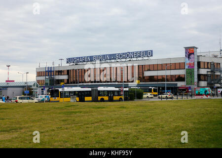 Un bâtiment terminal de l'aéroport de Schoenefeld de jour Banque D'Images