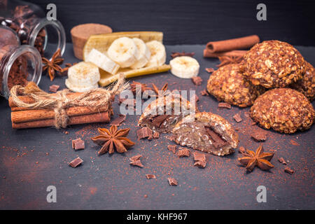 Les cookies de gruau avec du chocolat sur fond noir, Close up Banque D'Images