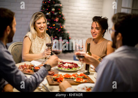 Les amis de célébrer Noël ou Nouvel an à la maison Banque D'Images