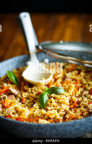 Pilaf au boeuf, carottes, oignons, ail, poivre et cumin. un plat traditionnel de la cuisine asiatique. Banque D'Images