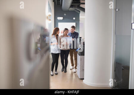 Les jeunes professionnels working on laptop in office Banque D'Images