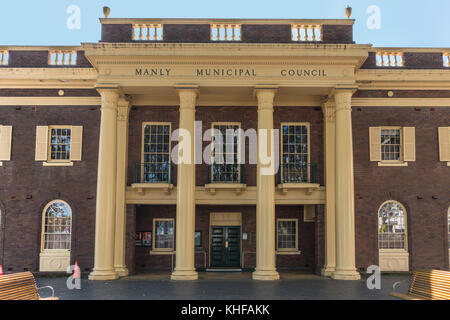 Sydney, Australie - 26 mars 2017 : façade avant de brun et jaune bâtiment historique immobilier manly réunions du conseil municipal. Banque D'Images