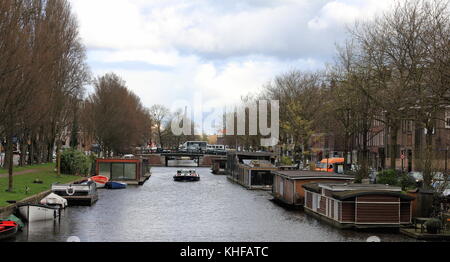 Amsterdam en avril 2016. aux Pays-Bas. amsterdam cityscape avec péniches. Banque D'Images
