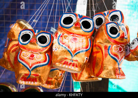Chocolat colorés hiboux décoré de motifs floraux dans le magasin de souvenirs à Mandalay, myanmar. (Birmanie) Banque D'Images