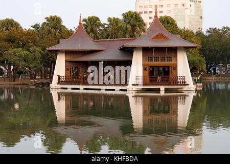 Taichung Park Lake pavillons jumeaux debout et se reflétant dans le milieu du lac artificiel du parc, quartier Nord, Taichung, Taiwan Banque D'Images