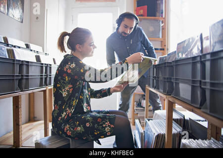 Jeune couple shopping pour des enregistrements Banque D'Images