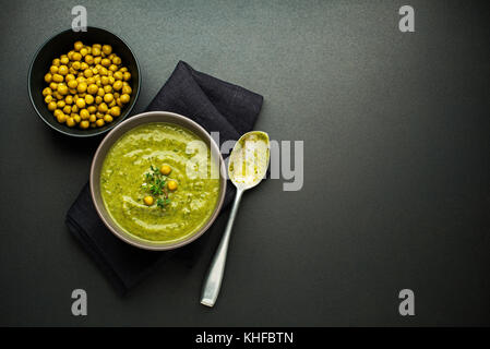 Soupe aux pois légumes frais sain l'analyse des frais généraux Banque D'Images