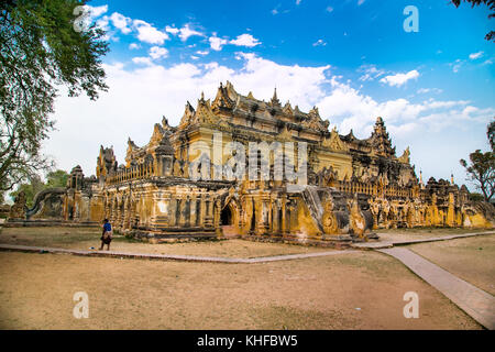 La brique jaune maha aung mye bon zan monastère sur l'inwa site royal près de Mandalay Banque D'Images