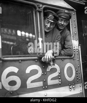 Pilote de l'équipe de train de rupture record de TJ. Clarke et pompier C. Lewis sur le plancher de la locomotive à vapeur LMS Classe Couronnement Princesse no 6220 après avoir établi un nouveau record de vitesse de 114 km/h sur 29 Juin 1937 Banque D'Images