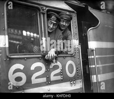 Pilote de l'équipe de train de rupture record de TJ. Clarke et pompier C. Lewis sur le plancher de la locomotive à vapeur LMS Classe Couronnement Princesse no 6220 après avoir établi un nouveau record de vitesse de 114 km/h sur 29 Juin 1937 Banque D'Images