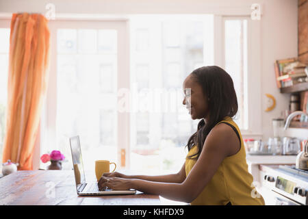 Businesswoman working on her laptop de chez vous. Banque D'Images