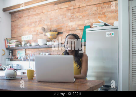 Businesswoman working on her laptop de chez vous. Banque D'Images