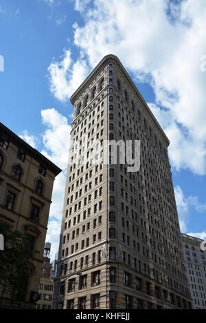 New York - 08 août : Flat Iron building facade on août 08, 2013. terminé en 1902, il est considéré comme l'un des premiers gratte-ciel jamais construit Banque D'Images