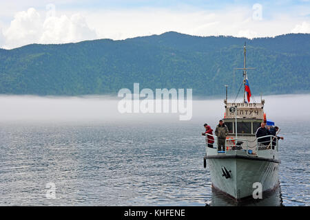 Le lac teletskoye, l'Altaï, en Russie - le 15 juin 2014 : navire à lac teletskoye, 15 juin 2014 lac teletskoye. est le deuxième lac profond en Russie Banque D'Images