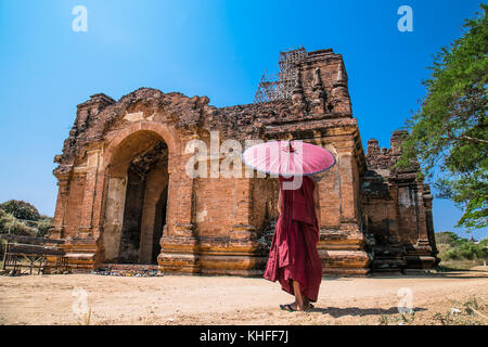 Avec parapluie bouddhiste devant thamya pahto temple, vieux bagan, myanmar.(Birmanie) Banque D'Images