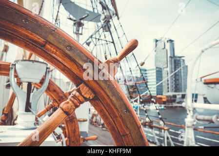 Volant en bois sur le navire à voiles ; navire entrant dans la ville de Bay ; photo Vintage Banque D'Images