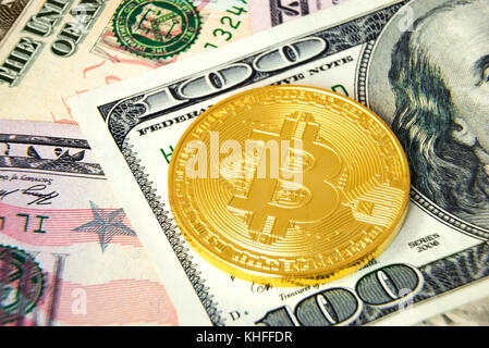 Pose de bitcoin sur us dollar billets ; monnaies concept Banque D'Images
