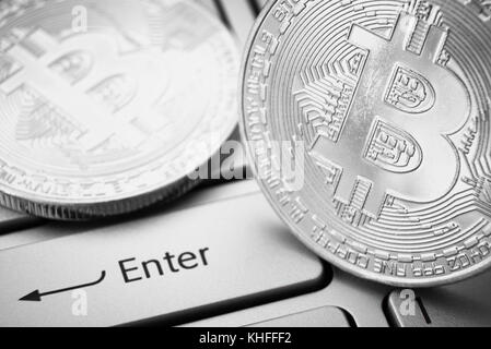 Les bitcoins sur clavier ordinateur portable près de l'entrée. photo en noir et blanc Banque D'Images