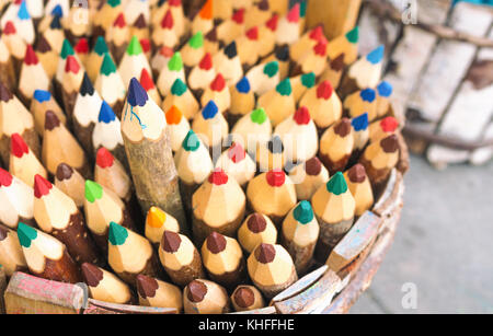 L'un des crayons sélectionnés parmi le tas d'autres crayons de couleur Banque D'Images