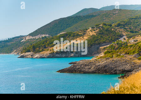 Baie d'azur avec des sources de soufre sur l'île de Zakynthos, Grèce. summertime locations seascape Banque D'Images