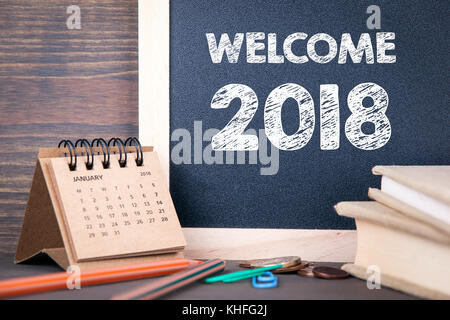 Bienvenue en 2018. calendrier et tableau papier sur une table en bois Banque D'Images
