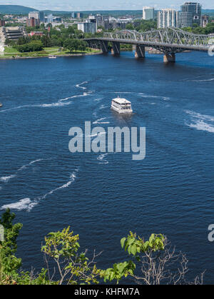 Bateau d'excursion s'approche du pont Alexandra, Outaouais, Ottawa, Ontario, Canada. Banque D'Images