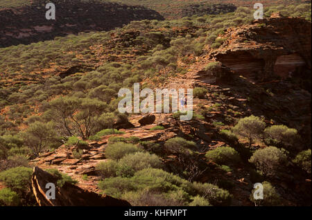 Vue éloignée sur deux Randonneurs marchant le long de la gorge de la rivière Murchison, vu de la fenêtre de natures. Parc national de Kalbarri, Western Australia, Australia Banque D'Images