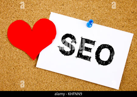 Par contre l'écriture de texte conceptuel inspiration légende montrant SEO L'optimisation des moteurs de recherche. Concept d'entreprise pour le référencement de l'amour écrit le post-it, reminde Banque D'Images