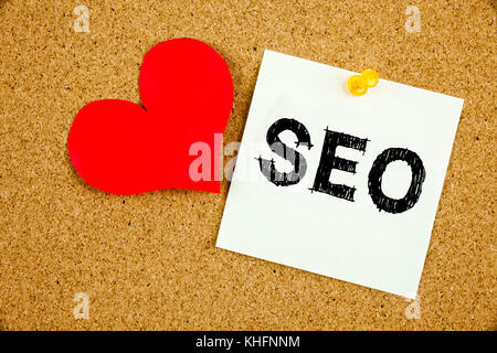 Par contre l'écriture de texte conceptuel inspiration légende montrant SEO L'optimisation des moteurs de recherche. Concept d'entreprise pour le référencement de l'amour écrit le post-it, reminde Banque D'Images