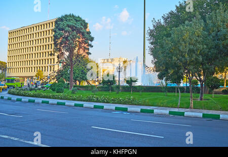 Le matin, promenade le long de l'imam Khomeini square avec parc pittoresque, fontaines et le bâtiment moderne sur l'arrière-plan, Téhéran, Iran. Banque D'Images