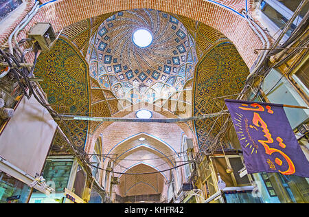 Téhéran, Iran - 11 octobre 2017 : le grand bazar offre une vue panoramique sur l'intérieur, de nombreux cours et complexe de dômes, décoré le 11 octobre à Téhéran. Banque D'Images