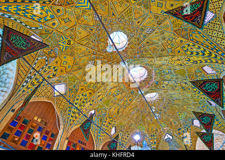 Téhéran, Iran - 11 octobre 2017 : les dômes richement décorées d'timcheh-f hajeb-od-Dowleh, la Cour dans le grand bazar, le 11 octobre à Téhéran. Banque D'Images