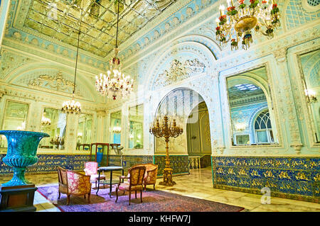 Téhéran, Iran - 11 octobre 2017 : Le petit hall richement décoré dans le Golestan palace, les murs sont recouverts de carreaux de plâtre et le plafond, - avec Banque D'Images