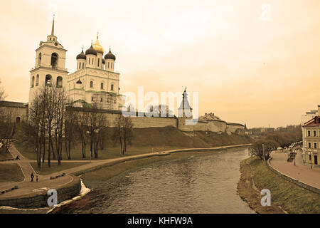 Pskov krom. vue depuis la rivière pskova sépia. Banque D'Images