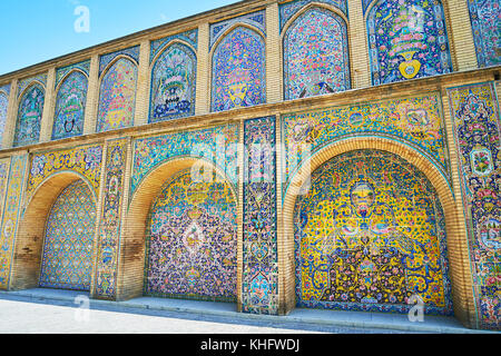 Téhéran, Iran - 11 octobre 2017 : les nombreuses arcades le long du mur de l'édifice du soleil (shams-ol-emareh) dans le Golestan, complexe le mur est couvert de Banque D'Images