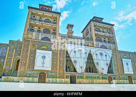 Téhéran, Iran - 11 octobre 2017 : la façade de shams-ol-emareh (édifice du Palais du Golestan de sun) avec deux tours identiques, tour de l'horloge dans la middl Banque D'Images