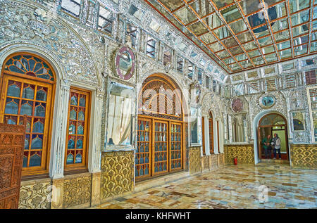 Téhéran, Iran - 11 octobre 2017 : le miroir de terrasse de l'édifice (soleil shams-ol-emareh) dans le Palais du Golestan, les murs et le plafond sont couverts avec Mir Banque D'Images