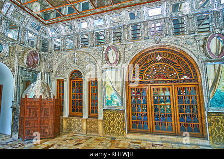 Téhéran, Iran - 11 octobre 2017 : l'édifice du soleil (shams-ol-emareh golestan Palace dispose de belle terrasse, miroir décoré dans un par Banque D'Images