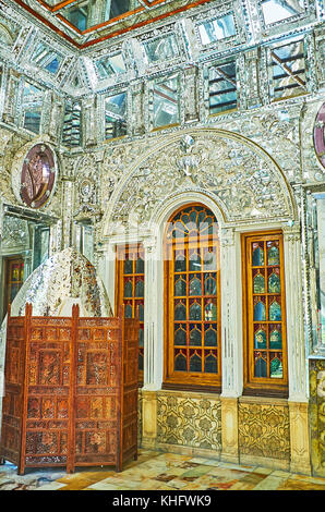 Téhéran, Iran - 11 octobre 2017 : le miroir de hall de l'édifice (soleil shams-ol-emareh) de Palais du Golestan de vitraux, les sculptures en bois d'un Banque D'Images