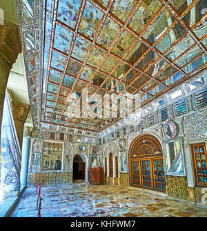 Téhéran, Iran - 11 octobre 2017 : panorama de la terrasse de l'édifice de Miroir soleil (shams-ol-emareh) dans le Palais du Golestan de sculptures et travail miroir o Banque D'Images