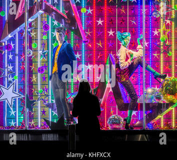 Jeune femme regardant la vitrine du magasin Harvey Nichols à St Andrew Square, Édimbourg, Écosse. ROYAUME-UNI Banque D'Images